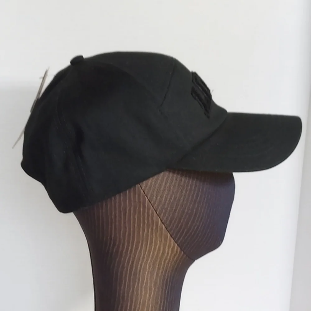 Levi's Black Snapback Baseball Cap‎ Levi's Logo in bold letters Embroidered